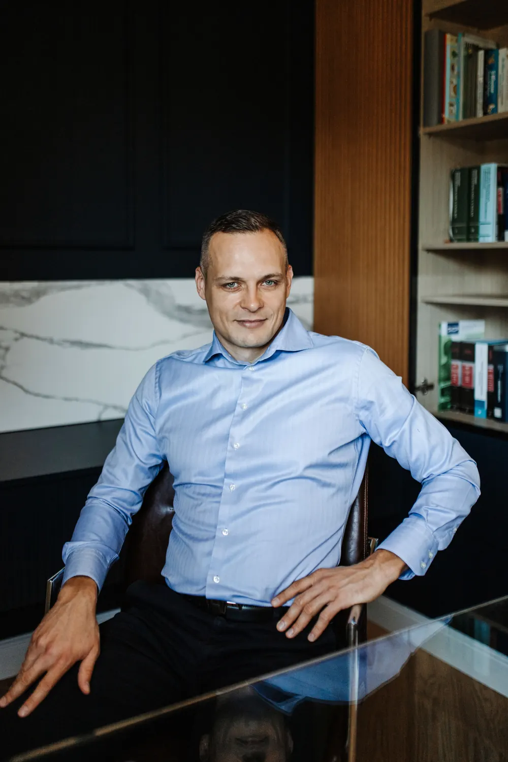 Dr Artur Barczewski w gabinecie kancelarii