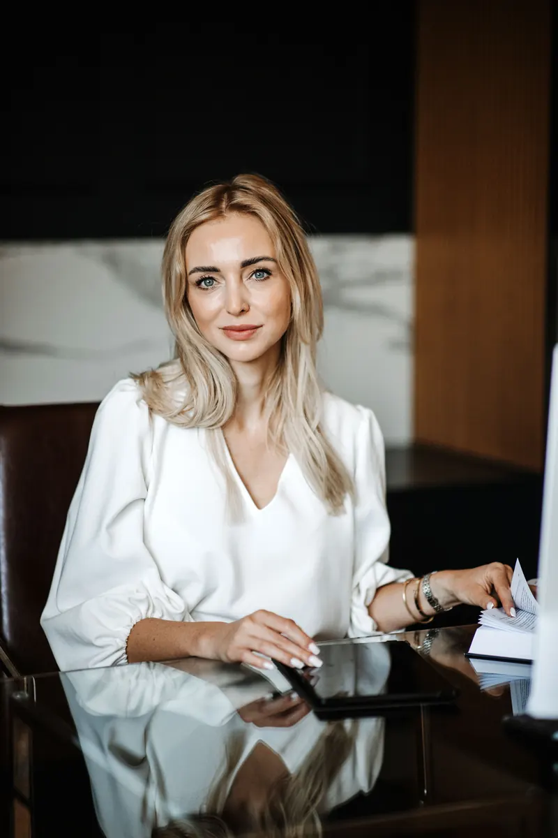 Dr Karolina Wróblewska przy biurku
