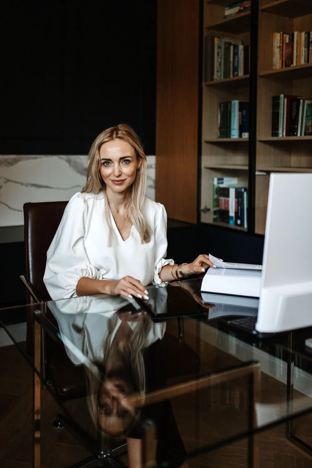 Dr Karolina Wróblewska w bibliotece kancelarii